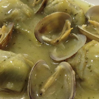 Cloïsses i carxofes amb salsa verda