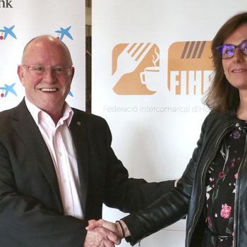 Conveni Caixabank i la FIHR, CaixaBank i la Federació Intercomarcal d’Hostaleria i Restauració de Barcelona, Cristina González, directora comercial de CaixaBank a Barcelona, Pere Santos, president de la Federació Intercomarcal d’Hostaleria i Restauració de Barcelona