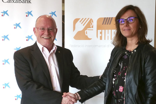 Conveni Caixabank i la FIHR, CaixaBank i la Federació Intercomarcal d’Hostaleria i Restauració de Barcelona, Cristina González, directora comercial de CaixaBank a Barcelona, Pere Santos, president de la Federació Intercomarcal d’Hostaleria i Restauració de Barcelona