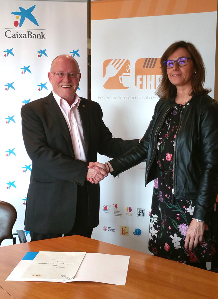 Conveni Caixabank i la FIHR, CaixaBank i la Federació Intercomarcal d’Hostaleria i Restauració de Barcelona, Cristina González, directora comercial de CaixaBank a Barcelona, Pere Santos, president de la Federació Intercomarcal d’Hostaleria i Restauració de Barcelona