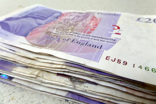 estafa per correu amb un xec fals en lliures