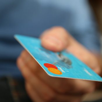 exigir el pagament amb targeta