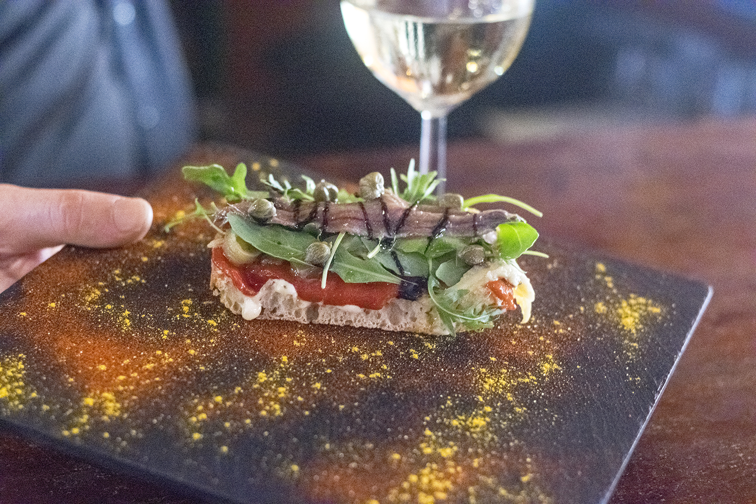 Podemos contagiarnos si compartimos raciones o tapas en los bares?