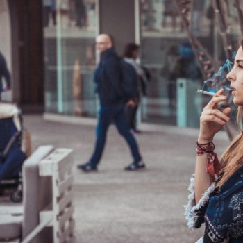 Es restringeix el consum de tabac en la via publica
